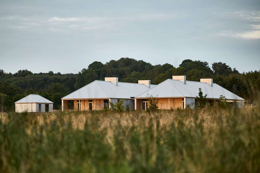 Die Pfannenbleche des Jordbærmarken schaffen ländliche Atmosphäre und inspirieren zur Naturfreude, Børnehuset Jordbærmarken, Rodskovvej 59, 8543 Hornslet